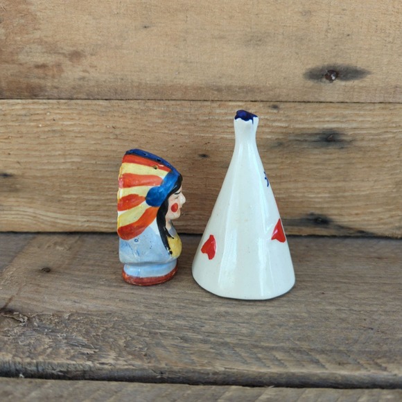 Vintage 1950s Indian Chief and Teepee Ceramic Salt and Pepper Shakers - Picture 5 of 11